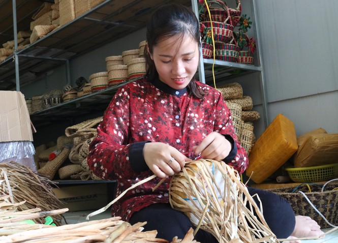 Không chỉ là một bà chủ trẻ, Nhi còn là một tay thợ đan đát lành nghề từ khi còn bé xíu – Ảnh: Kim Hà.