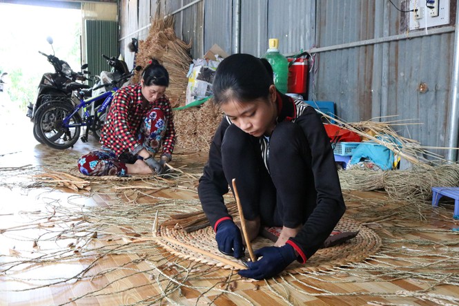 Cơ sở của Ngọc Nhi còn tạo công ăn việc làm cho nhiều chị em phụ nữ ở địa phương – Ảnh: Kim Hà.